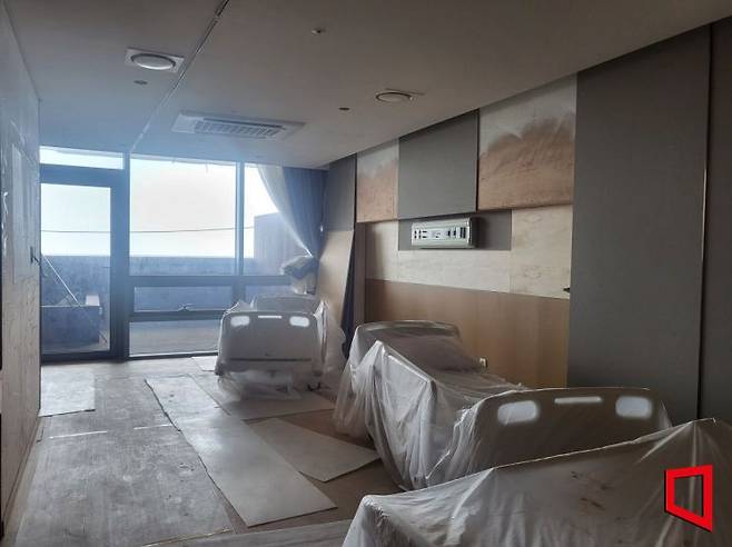 제주헬스케어타운 내 우리들녹지국제병원 병상 모습. 침대들이 흐트러지고 먼지가 쌓여 있다. / 사진=노경조 기자