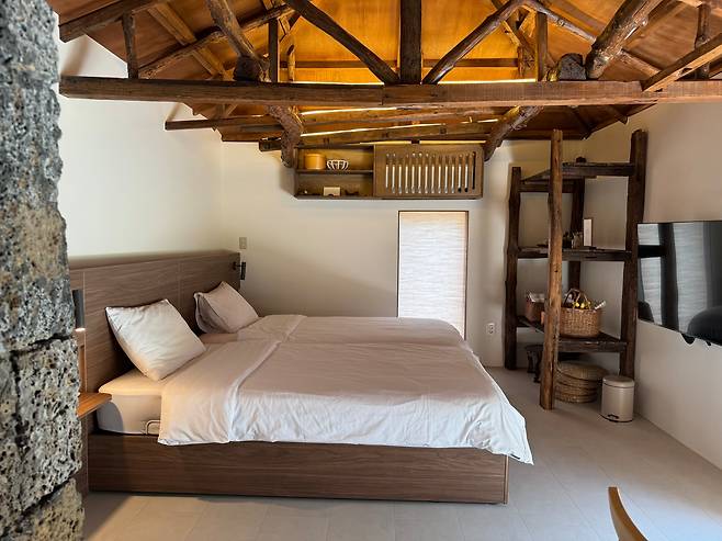 지난 10일 방문한 다자요의 '고산도들집' 내부. 기존 건물의 골조는 남겨둔 채 리모델링 했다. /오은선기자