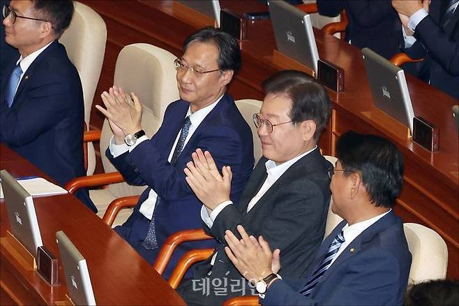 이재명 더불어민주당 대표가 지난 5일 오후 국회에서 열린 22대 국회 첫 본회의에서 22대 국회 전반기 국회의장으로 선출된 우원식 국회의장의 당선 인사를 들으며 박수를 치고 있다. ⓒ데일리안 홍금표 기자