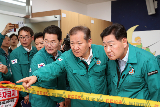 이상민 행정안전부 장관이 지난 13일 전북 부안군 상하수도사업소 지진 피해 현장을 방문해 시설물을 점검하고 있다. <행정안전부 제공>