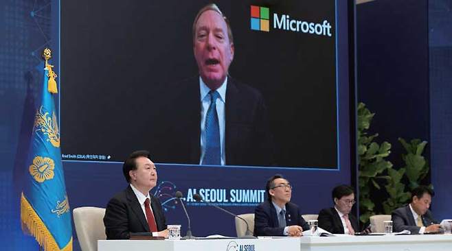 윤석열 대통령이 5월 21일 청와대 영빈관에서 화상으로 참석한 ‘AI 서울 정상회의’에서 마이크로소프트(MS)브래드 스미스 사장의 발언을 듣고 있다. /연합뉴스