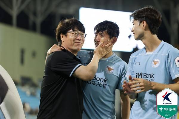 박창현 감독(왼쪽), 홍철(이상 대구FC). 한국프로축구연맹 제공