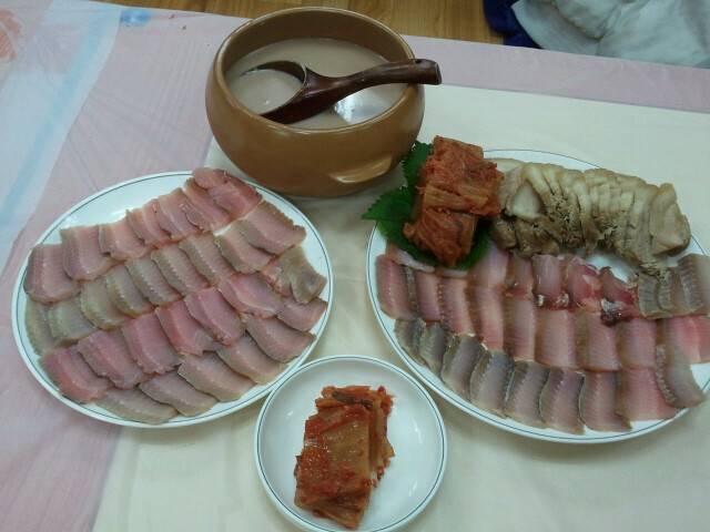 홍어 삼합과 막걸리. 한겨레 자료
