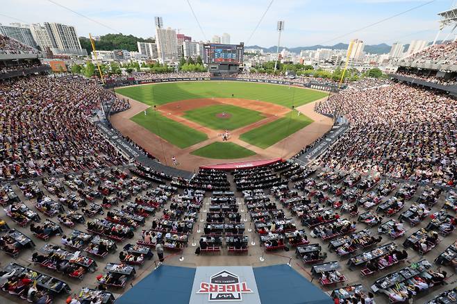 <yonhap photo-4294="">매진된 광주 기아 챔피언스 필드 전경. 사진=연합뉴스</yonhap>