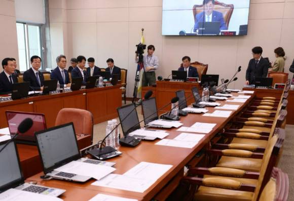 맹성규 국회 국토교통위원장이 지난 13일 서울 여의도 국회에서 열린 제415회국회(임시회) 제1차 국토교통위원회를 주재하고 있다. 이날 회의에는 국민의힘 의원들이 불참했다. 2024.06.13 [사진=뉴시스]