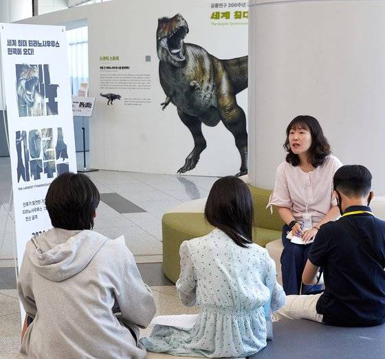 세계 최대 티라노사우루스 전시를 담당하는 신영화(뒷줄) 연구사가 소중 학생기자단과 인터뷰하며 티라노사우루스와 스코티에 대해 알려줬다.