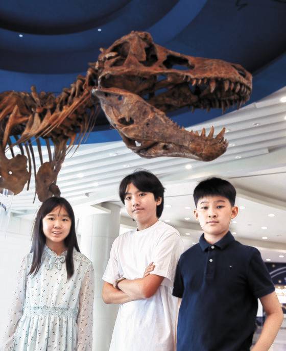 세계 최대 티라노사우루스 ‘스코티’와 만난 김지우·김지원·김도훈(왼쪽부터) 학생기자.