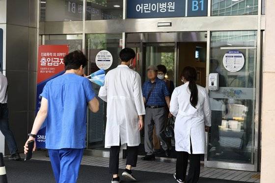 서울대병원 교수들이 전공의 사태 해결 등을 요구하며 무기한 휴진에 들어간 17일 서울 종로구 서울대학교 어린이병원으로 의료진이 들어가고 있다. 김종호 기자