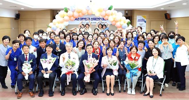 ▲17일 열린 '2024대한민국 산재간호대상' 시상식을 마치고 기념 촬영을 하는 모습