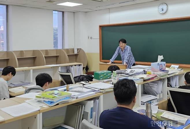 의대반에서 문학 수업을 하고 있는 강동훈 강사의 모습. /사진=김영리 기자
