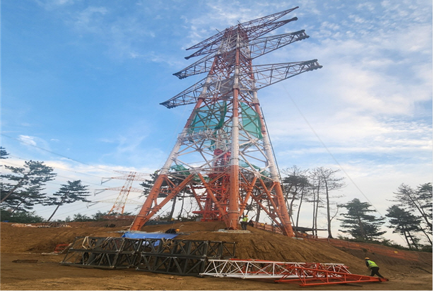 Pylon installation work for KEPCO\'s Donghae Coast-Shingapyeong transmission line. Kyunghyang Newspaper photo