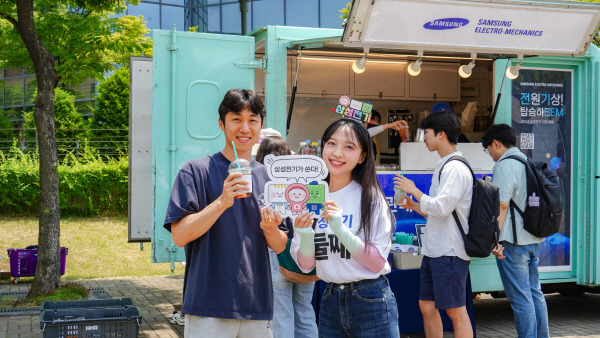 삼성전기는 인재 영입을 위해 기말고사를 진행 중인 대학생들에게 커피트럭 채용행사를 진행했다. 삼성전기 제공