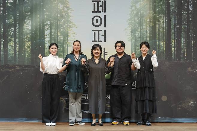 From left: Actor Park Kyung-min, Director Kolleen Park, Artistic Director Yu Eun-seon, singer Yu Tae-pyung-yang and actor Kim Woo-jeong pose for a group photo after a press conference at Haneul Round Theater in Seoul, May 29. (National Theater of Korea)