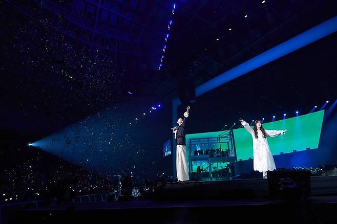 AKMU holds its 10th-anniversary concert “10VE” at the Kspo Dome in Seoul, Sunday.