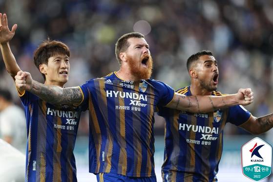 Ulsan HD striker Martin Adam, center, cheers after scoring the winning goal in a 2-1 match against Jeonbuk Hyundai Motors on Oct. 8, 2022. [K LEAGUE]