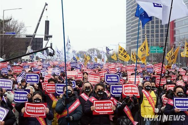 지난 3월 서울 여의도공원 옆 여의대로에서 열린 ‘의대 정원 증원 및 필수의료 패키지 저지를 위한 전국 의사 총궐기대회’ 모습. 사진=박효상 기자