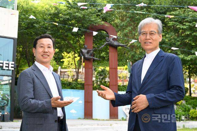 강 목사와 이 장로가 이날 교회 앞마당에 설치된 ‘아담의 창조’ 조각상(가운데)에 관해 이야기하며 사진을 찍고 있다. 신석현 포토그래퍼