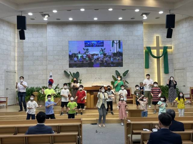초대교회가 한 달에 한 번씩 드리는 '온가족공동체예배' 모습(위에서부터). 초대교회 제공