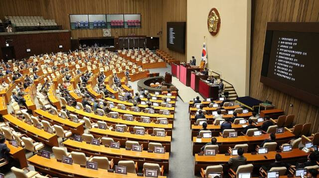 10일 국회 본회의장에 국민의힘 의원들의 자리가 비어있는 가운데 상임위원장 선출 안건이 상정되고 있다. 연합뉴스