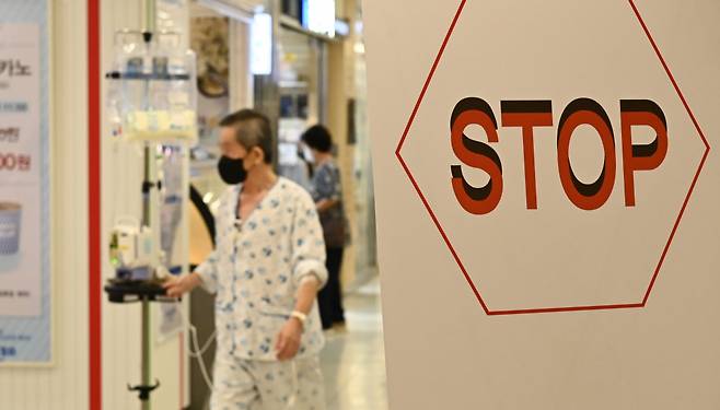 전공의 사태 해결 등을 요구하며 서울의대·서울대병원 교수들이 무기한 휴진에 들어간 17일 경기도 성남시 분당서울대병원에서 환자가 이동하고 있다. /사진=뉴시스