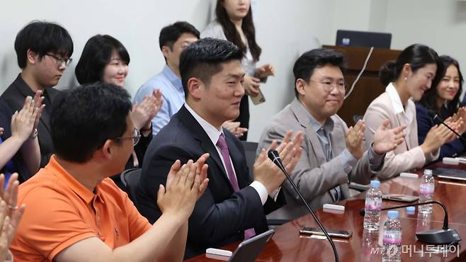 [서울=뉴시스] 조성봉 기자= 2일 오후 서울 여의도 국회 의원회관 제1간담회의실에서 열린 첫목회 공부모임 및 내부회의에서 김재섭(왼쪽 두번째) 국민의힘 당선인과 참석자들이 박수를 치고 있다. 첫목회는 제22대 총선에서 국민의힘 소속으로 출마했던 3040세대 인사들의 공부모임이다. 2024.05.02. suncho21@newsis.com /사진=조성봉