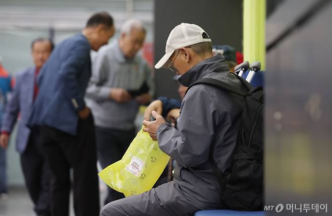 (서울=뉴스1) 김민지 기자 = 어버이날인 지난 5월 8일 오전 서울 종로구 서울노인복지센터에서 한 어르신이 어버이날 기념 선물을 손에 쥐고 있다. 사진은 해당 기사와 무관. 2024.5.8/뉴스1  Copyright (C) 뉴스1. All rights reserved. 무단 전재 및 재배포,  AI학습 이용 금지. /사진=(서울=뉴스1) 김민지 기자