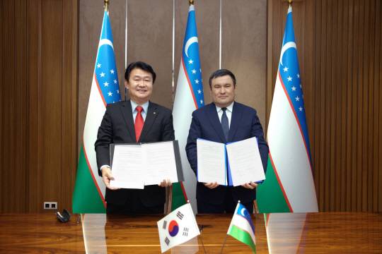 clip20240617064256 정용기(왼쪽)  한국지역난방공사 사장이 16일 미르자마무도프(오른쪽) 우즈베키스탄 에너지부 장관과 양해각서(MOU)를 체결한 뒤 기념촬영을 하고 있다.  지역난방공사 제공