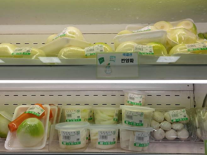 서울의 한 마트에서 채소를 소포장해 판매하고 있다. 김희량 기자