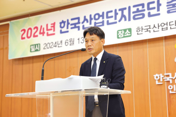 이상훈 한국산업단지공단 이사장이 13일 산단공 인천지역본부에서 열린 기자간담회에서 성과에 대해 설명하고 있다. [한국산업단지공단 제공]