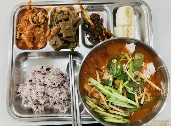 1군수지원여단에서 지난 13일 제공한 점심 메뉴. [육군 커뮤니티 '육군훈련소 대신 전해드립니다']