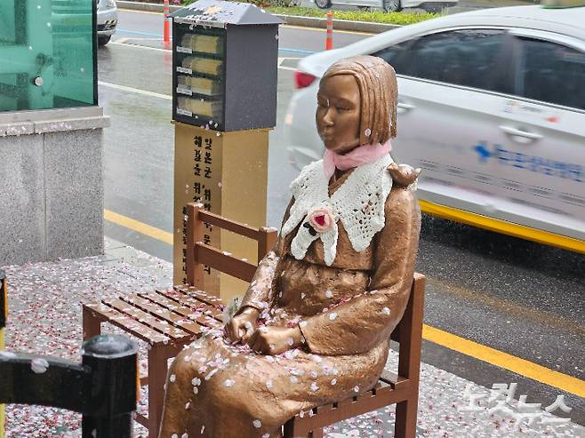 부산 동구 일본영사관 앞 평화의 소녀상에 누군가 핑크빛 손수건과 양말을 입혀준 모습. 김혜민 기자