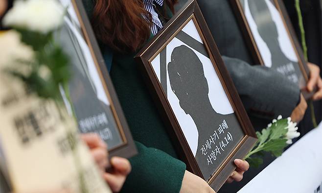 지난 4월 18일 서울 용산구 대통령 집무실 앞에서 열린 전세사기·깡통전세 문제 해결을 위한 시민사회대책위원회 출범 기자회견에서 안상미 미추홀구 전세사기 피해자 대책위원장의 손에 들린 피해자 영정 그림 위로 안 위원장의 눈물이 떨어져 흐르고 있다. 연합뉴스