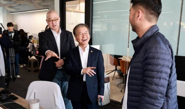 이정식 고용노동부 장관이 지난 2월 서울 강남구에 위치한 '센트비'를 방문해 유연근무 운영 현황을 살피며 관계자들과 대화를 나누고 있다. 고용노동부 제공