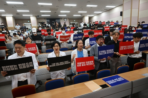 서울대병원 교수들이 전공의 사태 해결 등을 요구하며 무기한 휴진에 들어간 17일 종로구 서울대학교 의과대학 융합관 양윤선홀에서 서울의대·서울대병원 교수협의회 비상대책위원회 주최 휴진 관련 집회가 열리는 가운데 교수, 전공의, 학생들이 구호를 외치고 있다. 2024.6.17 홍윤기 기자