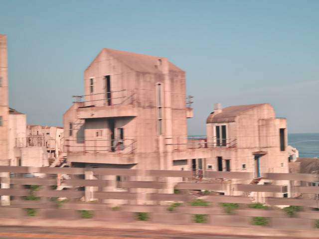 공정률 65%에서 공사가 멈춘 예래 휴양형 주거단지 전경. 2020년 구조진단 용역 결과 건물의 뼈대에 해당하는 골조 등은 여전히 사용이 가능한 상태다. JDC는 사업 인허가를 재추진하며 건물을 재사용할지, 전면 재건축할지 검토할 예정이다./사진=김민경 기자