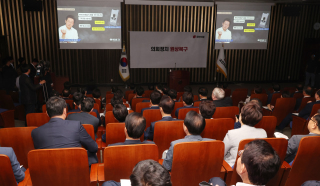 박정훈 국민의힘 의원이 17일 이재명 더불어민주당 대표가 재판 받는 '위증 교사 사건'과 관련해 이 대표의 음성이 담긴 녹취 내용을 공개하자 국민의힘 의원들이 이를 듣고 있다. 연합뉴스