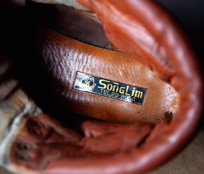 신발에 새겨진 두 자릿수 국번이 세월의 흐름을 알려준다.