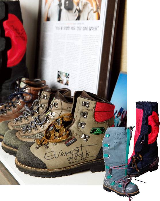 허영호 산악인이 사용한 등산화들.