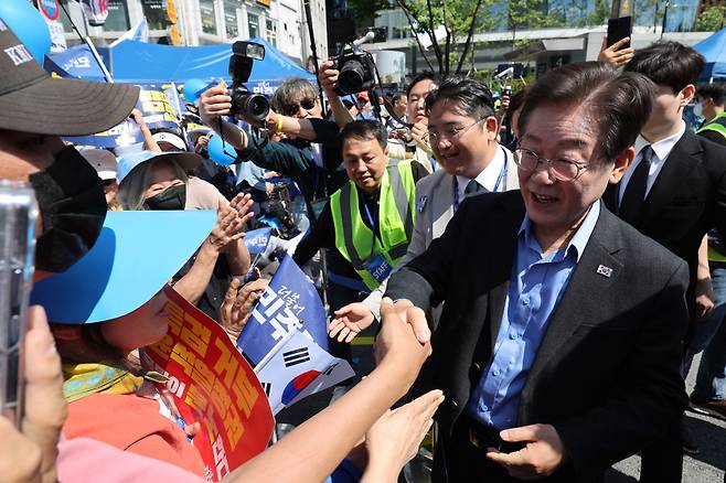 더불어민주당 이재명 대표가 1일 오후 서울역 인근에서 열린 윤석열 정권 규탄 및 해병대원 특검법 관철을 위한 범국민대회에서 참가자들과 인사하고 있다. ⓒ연합뉴스