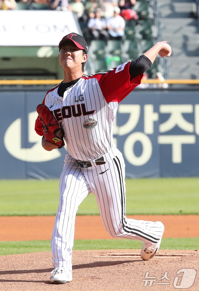 LG 트윈스 투수 이상영이 16일 잠실 롯데전에서 역투하고 있다. /사진=뉴스1