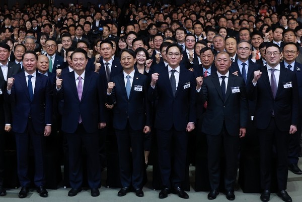윤석열 대통령이 제51회 상공의 날 기념식에서 참석자들과 기념촬영하고 있다. [사진=뉴시스]
