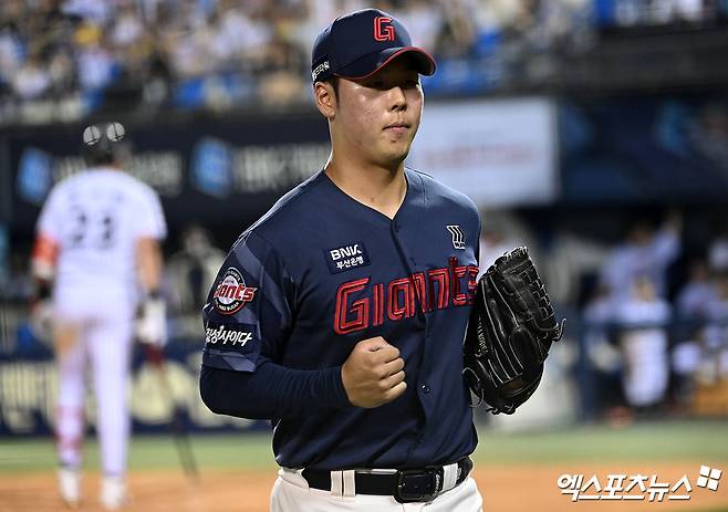 14일 오후 서울 송파구 잠실야구장에서 열린 '2024 신한 SOL Bank KBO리그' 롯데 자이언츠와 LG 트윈스의 경기, 7회말 수비를 마친 롯데 전미르가 더그아웃으로 향하고 있다. 엑스포츠뉴스 DB