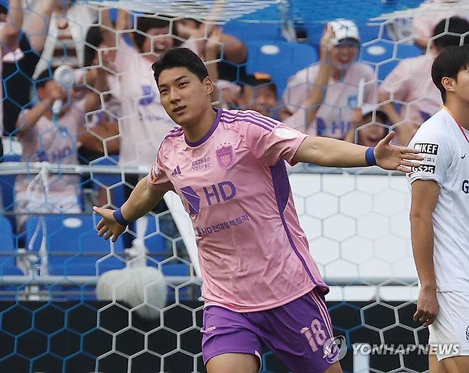 주민규 '골이다' (울산=연합뉴스) 김용태 기자 = 16일 울산 문수축구경기장에서 열린 하나은행 K리그1 2024 울산 HD와 FC서울의 경기에서 울산 주민규가 선제골을 넣고 환호하고 있다. 2024.6.16 yongtae@yna.co.kr