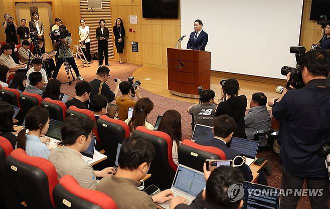 취재진 질문에 답하는 최태원 회장 (서울=연합뉴스) 김성민 기자 = 최태원 SK그룹 회장이 17일 오전 서울 종로구 SK서린빌딩에서 노소영 아트나비센터 관장과의 이혼 소송 항소심 관련 입장을 밝힌 뒤 취재진 질문에 답하고 있다. 2024.6.17 ksm7976@yna.co.kr