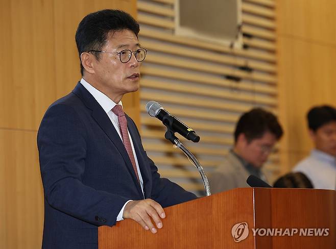 최태원 회장 이혼 소송 관련 입장 밝히는 이형희 위원장 (서울=연합뉴스) 김성민 기자 = 이형희 SK수펙스추구협의회 커뮤니케이션 위원회 위원장이 17일 오전 서울 종로구 SK서린빌딩에서 최태원 SK그룹 회장과 노소영 아트나비센터 관장의 이혼 소송 항소심 관련 입장에 대해 얘기하고 있다. 2024.6.17 ksm7976@yna.co.kr