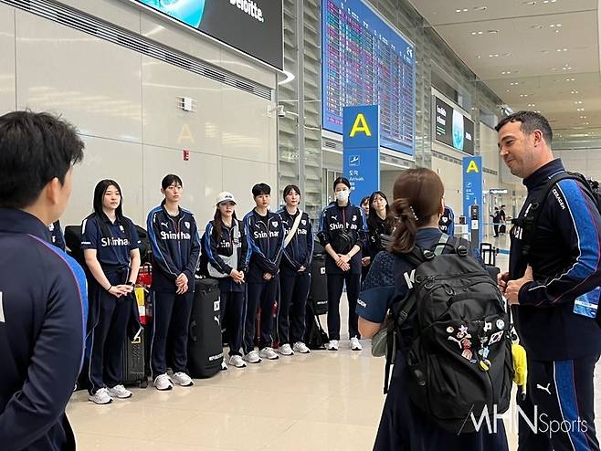 페르난도 모랄레스 감독과 한국 여자배구 대표팀