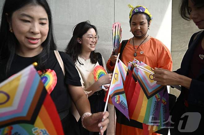 동성결혼 법제화에 관한 상원의 최종 투표를 앞두고 18일(현지시간) 성소수자(LGBTQ+)들이 국회 밖에서 무지개 깃발을 들고 있다. 태국 국회의원들은 이날 동성결혼 합법화 투표를 하기 위해 모였다. 만일 통과된다면 태국은 동남아시아에서 처음으로 혼인 평등을 인정하는 국가가 된다. 2024.06.18. ⓒ AFP=뉴스1 ⓒ News1 김민재 기자