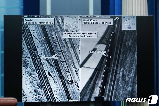 존 커비 백악관 NSC 전략소통조정관이  워싱턴 백악관 브래디 룸에서 언론 브리핑을 갖고 북한이 러시아의 우크라이나 전쟁을 돕는 러시아 민간 용병회사인 '와그너 그룹'에 무기를 전달하는 정황을 포착한 위성 사진을 전격 공개하고 있다. ⓒ AFP=뉴스1 ⓒ News1 우동명 기자