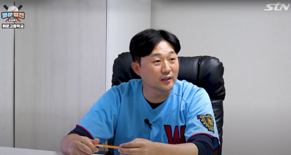 휘문고등학교에서 3년째 야구부를 이끌고 있는 오태근감독을 만나 올해 계획 등 인터뷰를 진행했다. 오태근감독이 진지하게 인터뷰 질문에 답하고 있다.&nbsp;