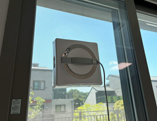 에코백스 ‘윈봇 W2 옴니’가 창문을 닦고 있는 모습.(사진=지디넷코리아)